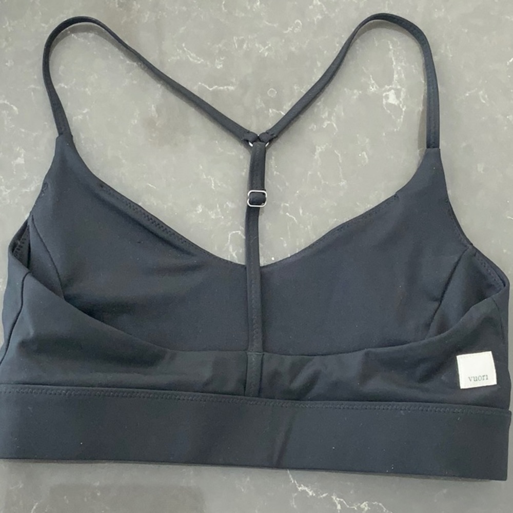 Vuori black sports bra